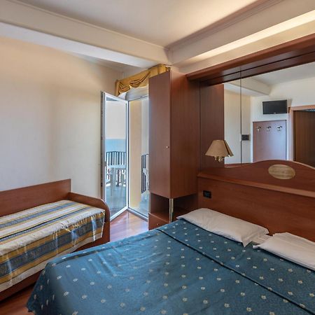 Hotel Mondial Лидо ди Йезоло Екстериор снимка
