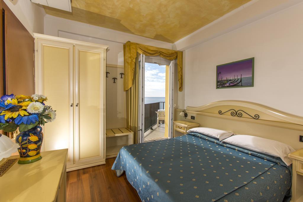 Hotel Mondial Лидо ди Йезоло Стая снимка