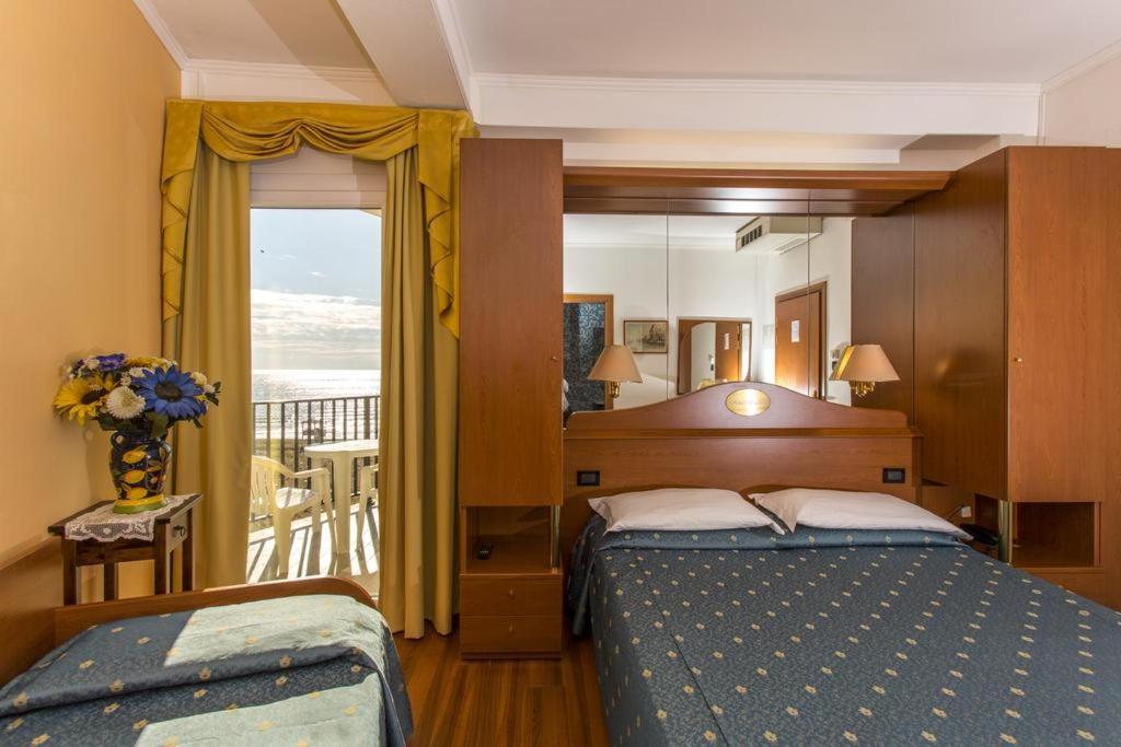 Hotel Mondial Лидо ди Йезоло Екстериор снимка