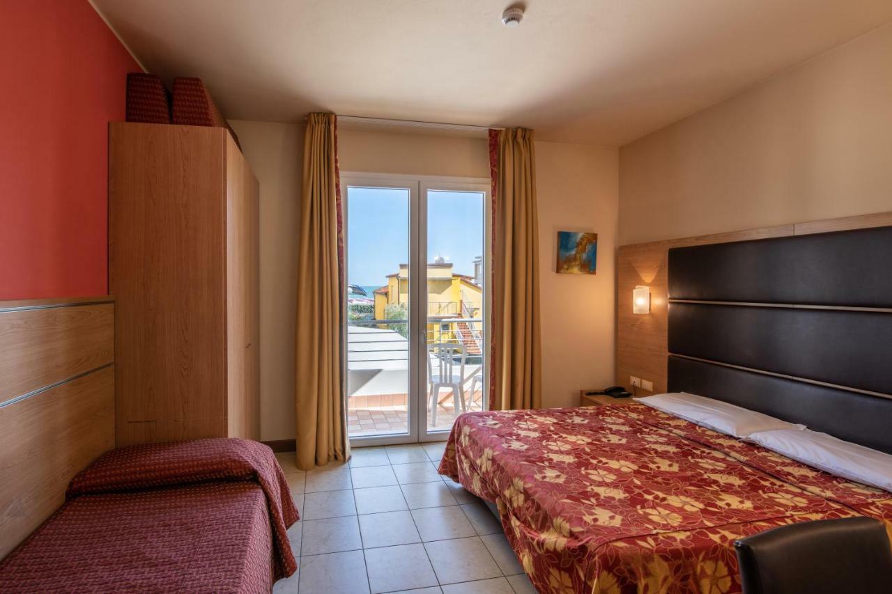 Hotel Mondial Лидо ди Йезоло Екстериор снимка