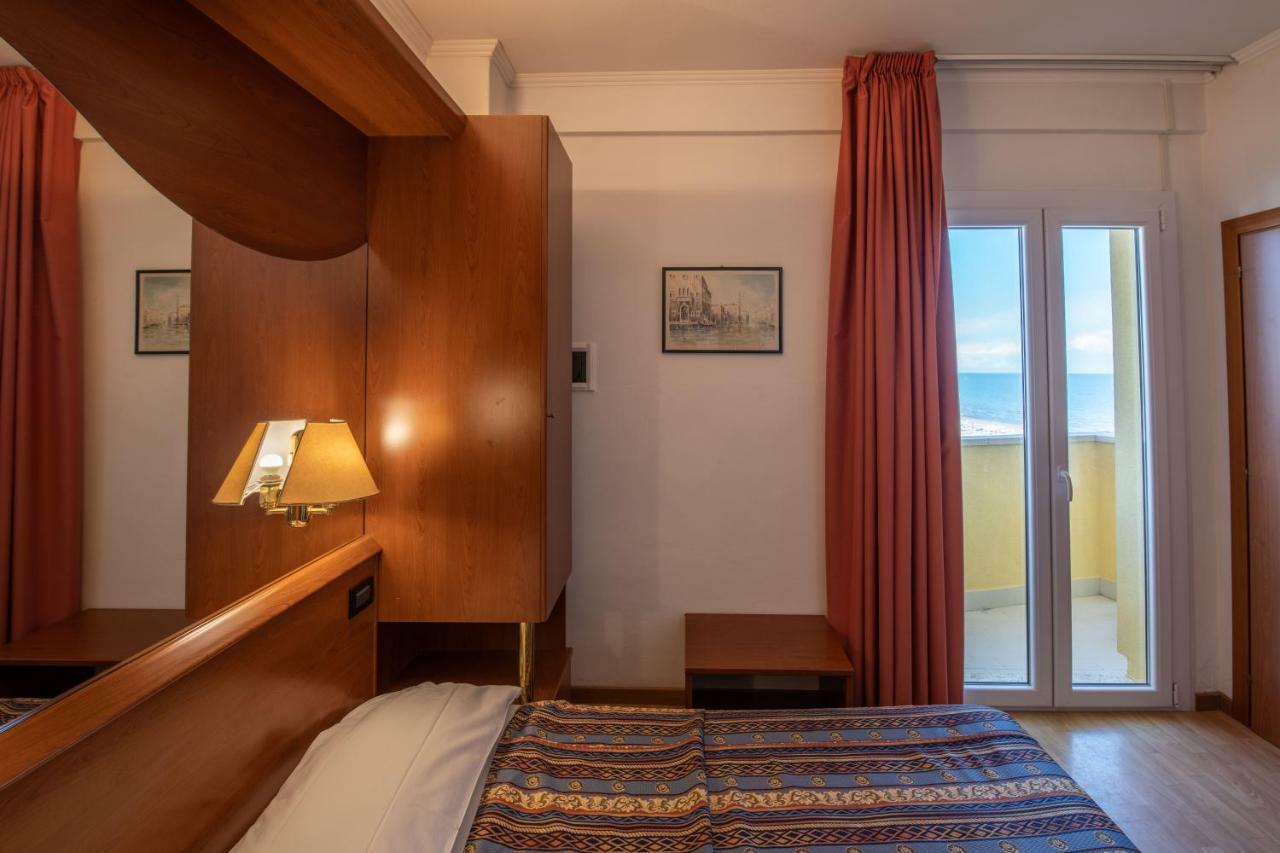 Hotel Mondial Лидо ди Йезоло Екстериор снимка